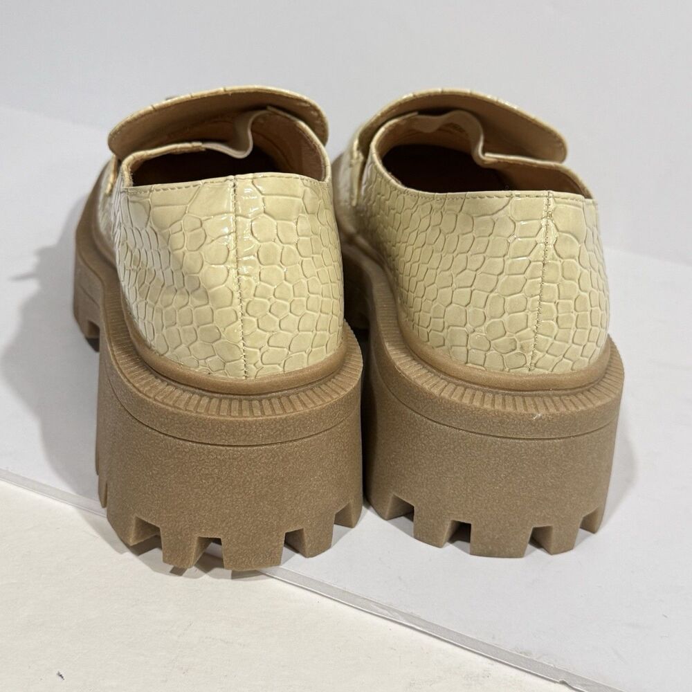 Urban Outfitters Loafers Womens 9 Cream Faux Patent Leather Chunky Platform NEW - Picture 3 of 16